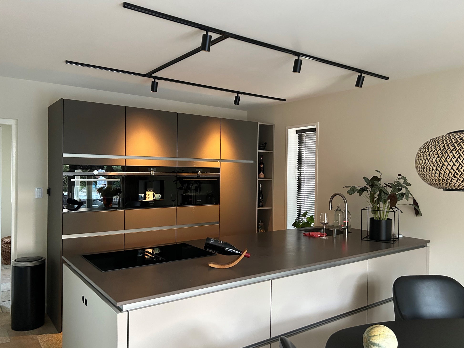 zwarte railsysteem met spots voor in de keuken voor werkverlichting