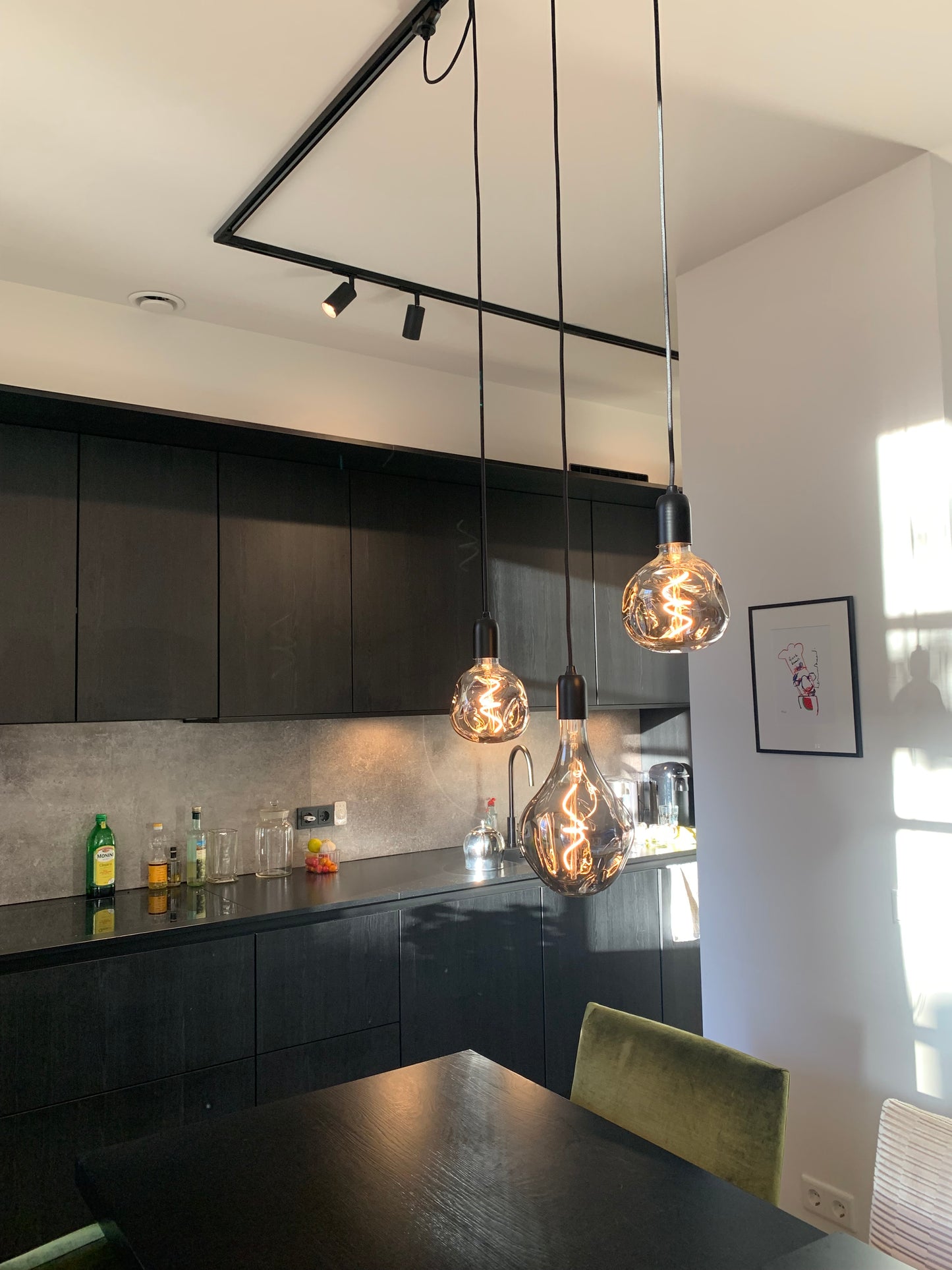 E27 fitting met decoratieve lamp in rail aan stoffen kabel