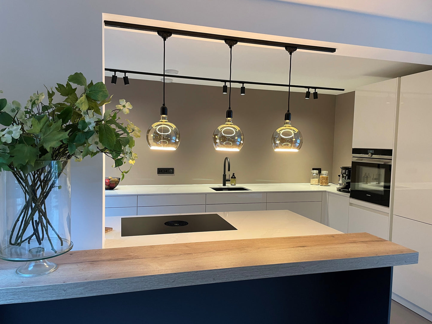 railspot verlichting met hanglampen in de keuken