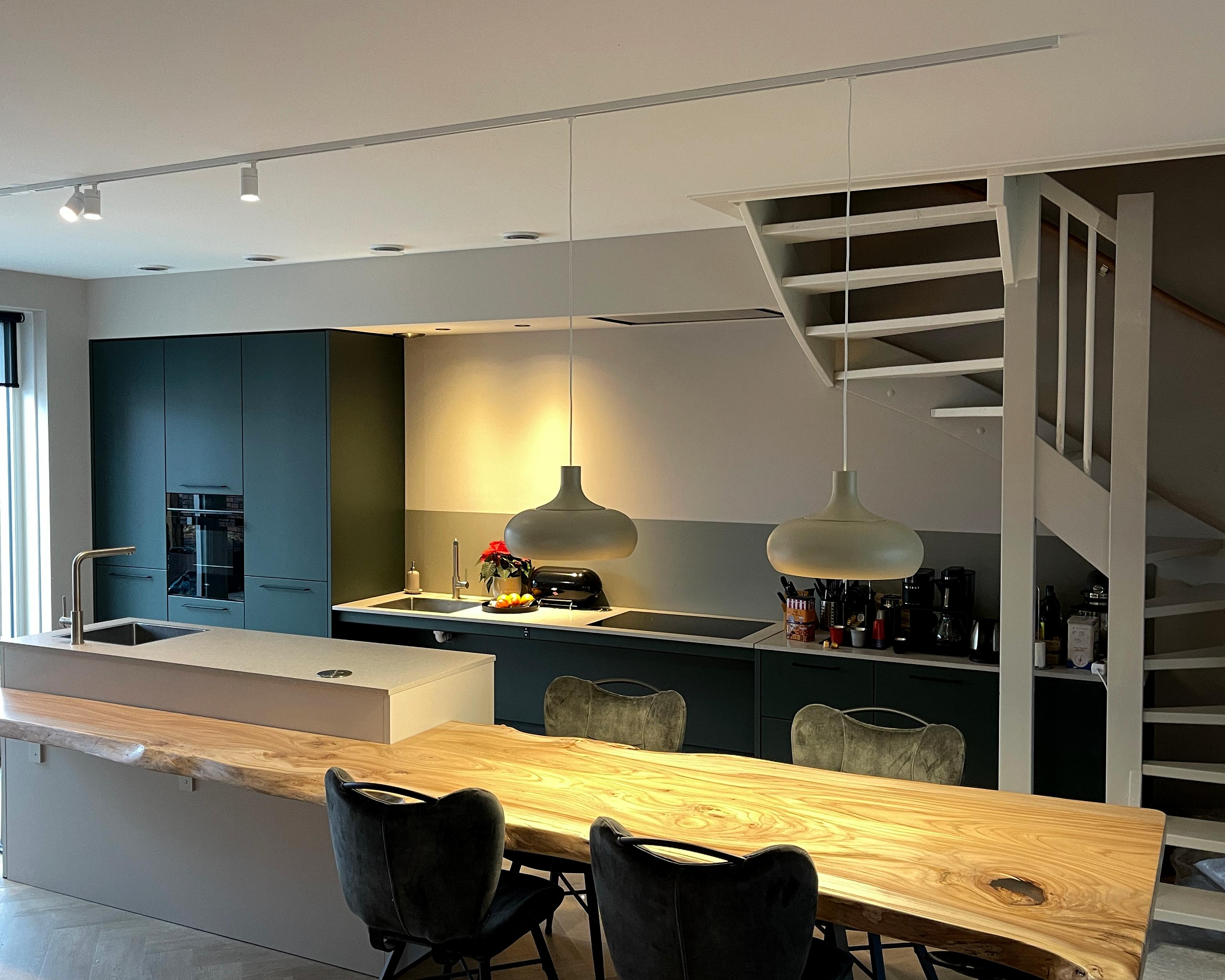 witte railverlichting keuken