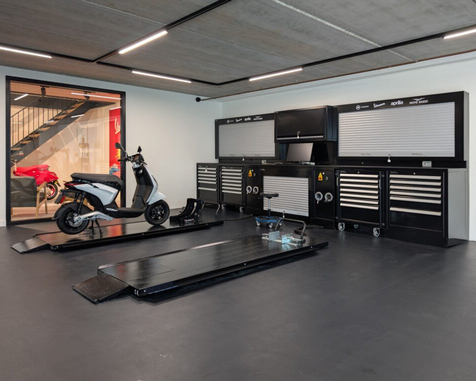 Railverlichting in werkplaats met lineaire lampen