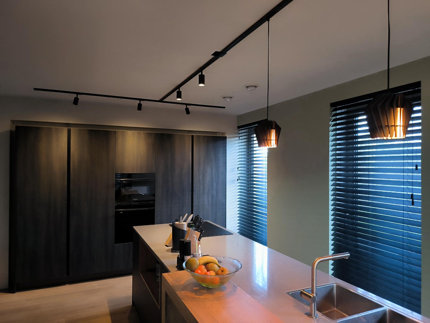 keuken t-vorm rail met spots en hanglampen en afdekkap centraaldoos zwart