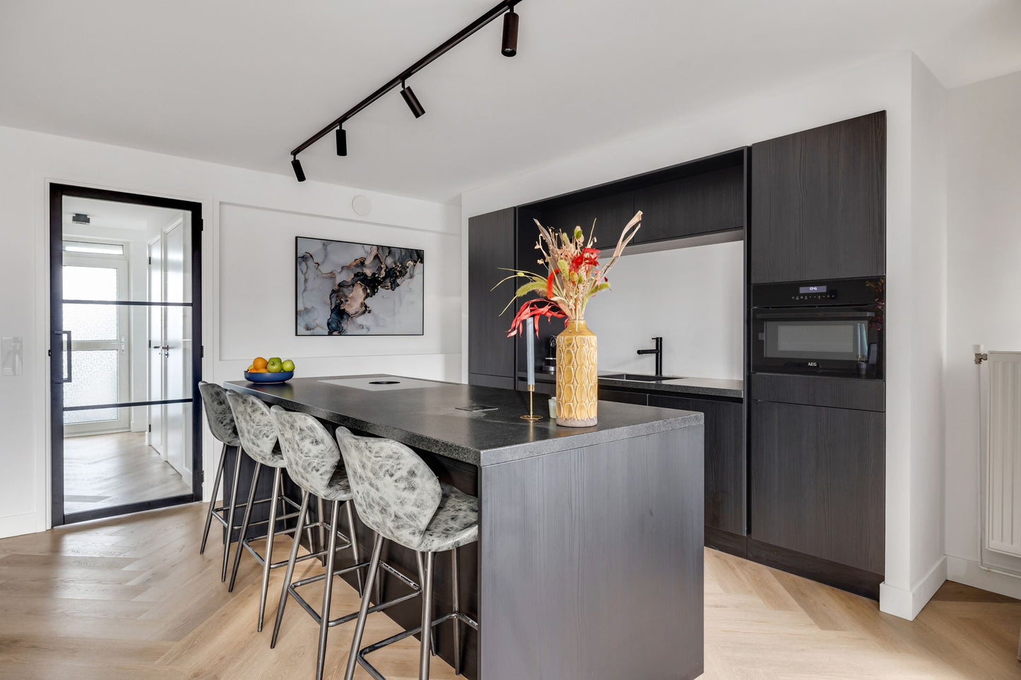 zwarte minimalistisch railsysteem met Hue spots in keuken