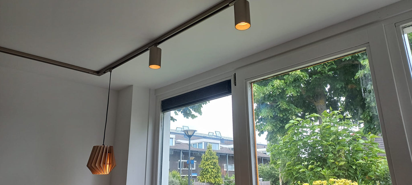 brons railsysteem met spots en hanglamp