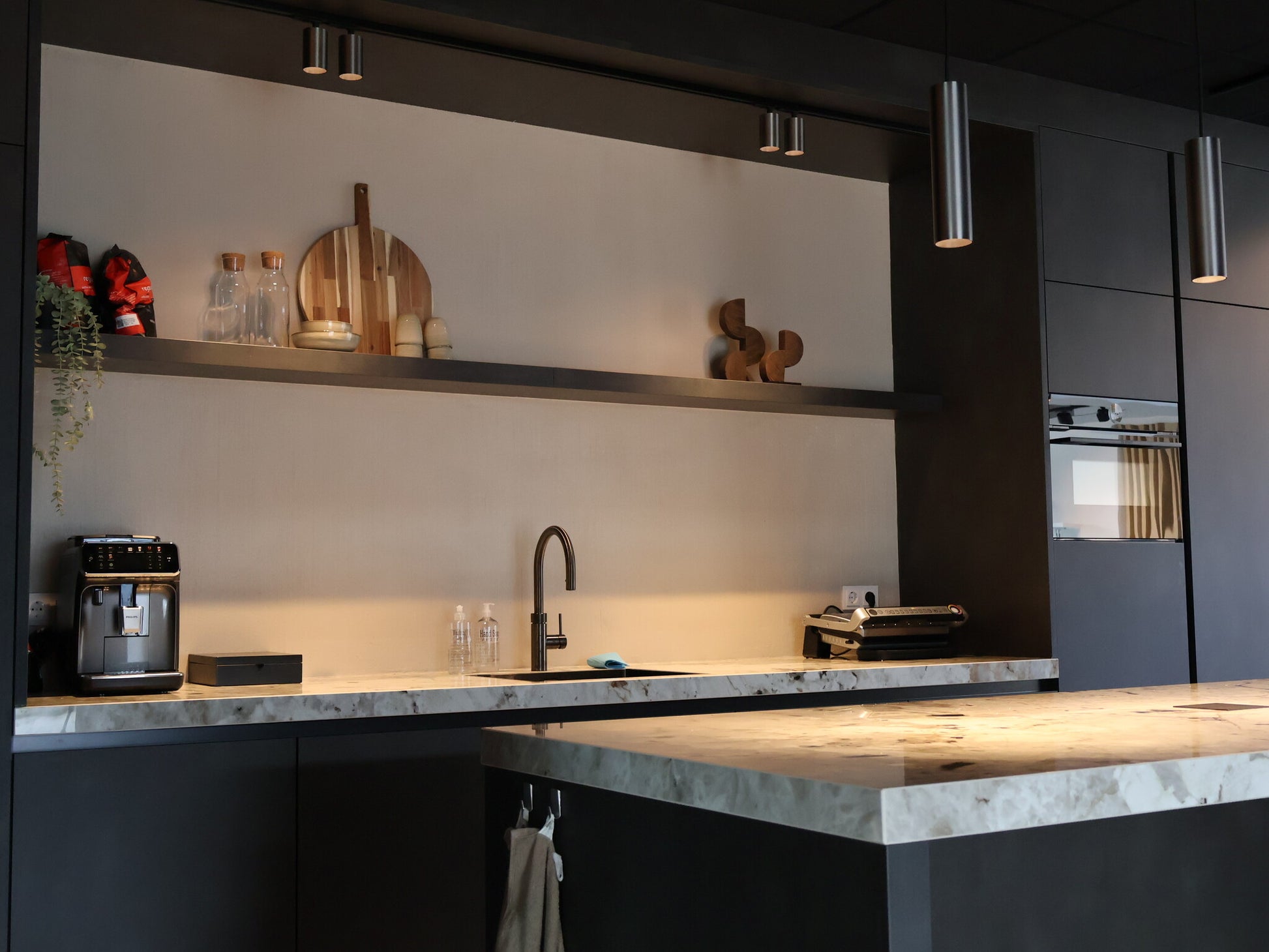 keuken gunmetal spots en hanglampen in railverlichting