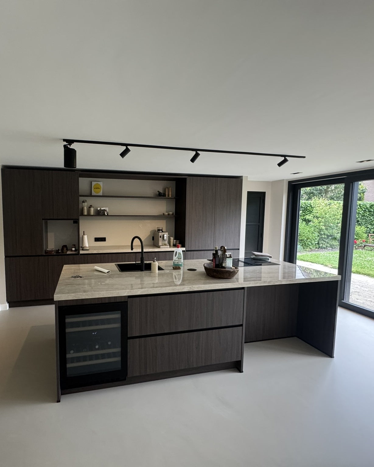 railverlichting met sonos speakers in de keuken