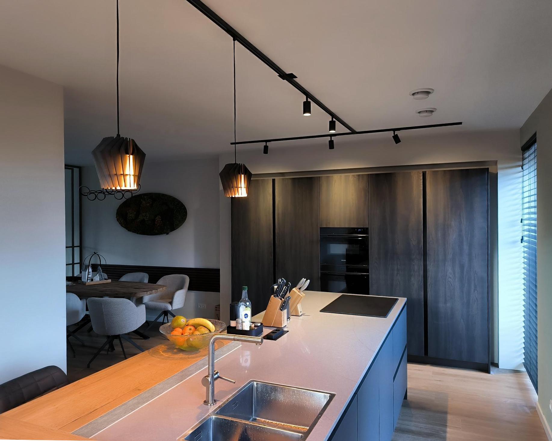 Railverlichting keuken met hanglampen