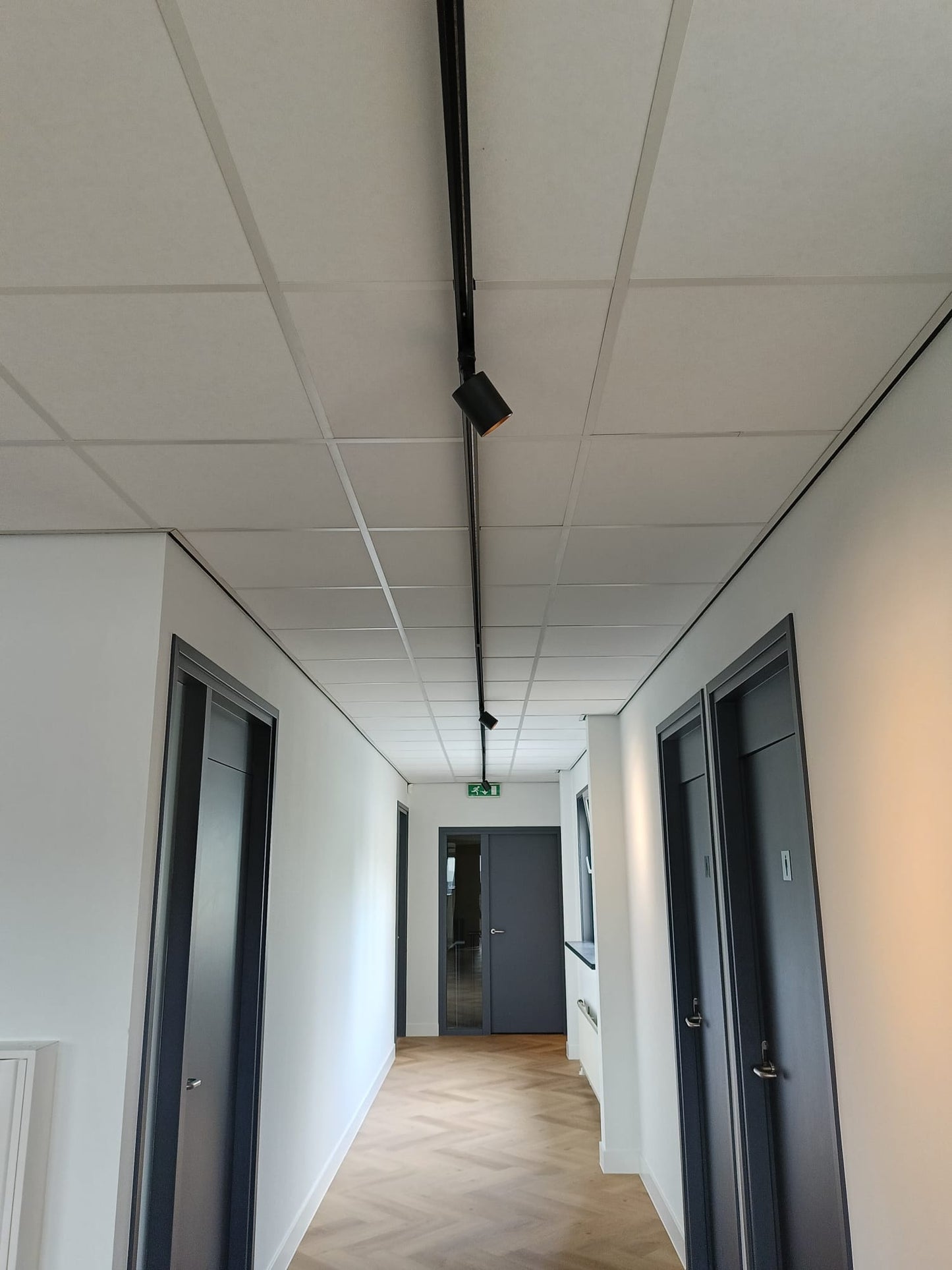 Sfeervolle verlichting gang met rail en spots
