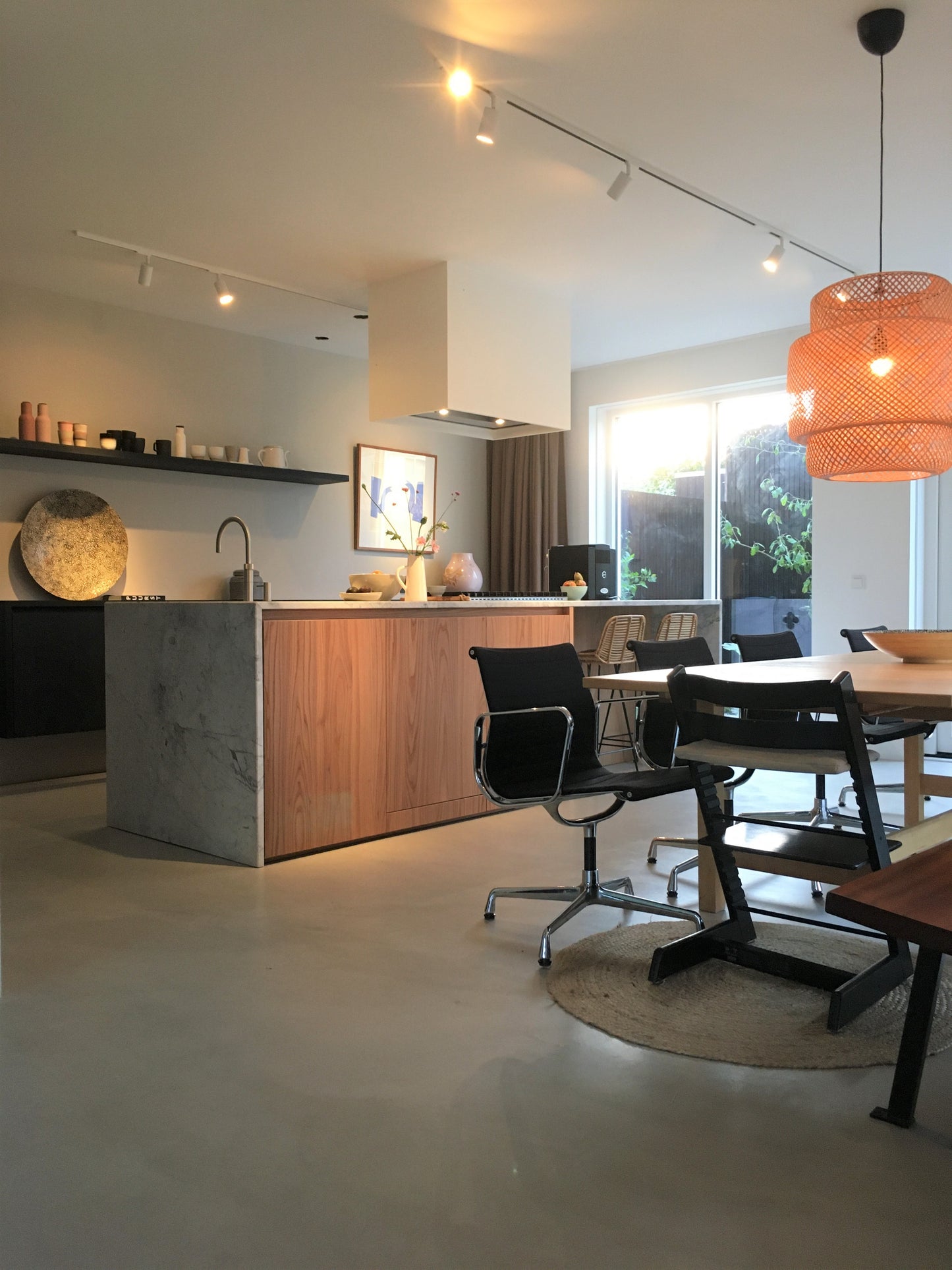 minimalistische railverlichting voor in de keuken met Philips Hue