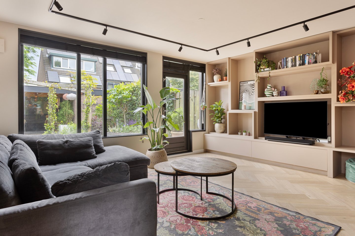 zwarte 1-fase railverlichting met richtbare Hue railspots