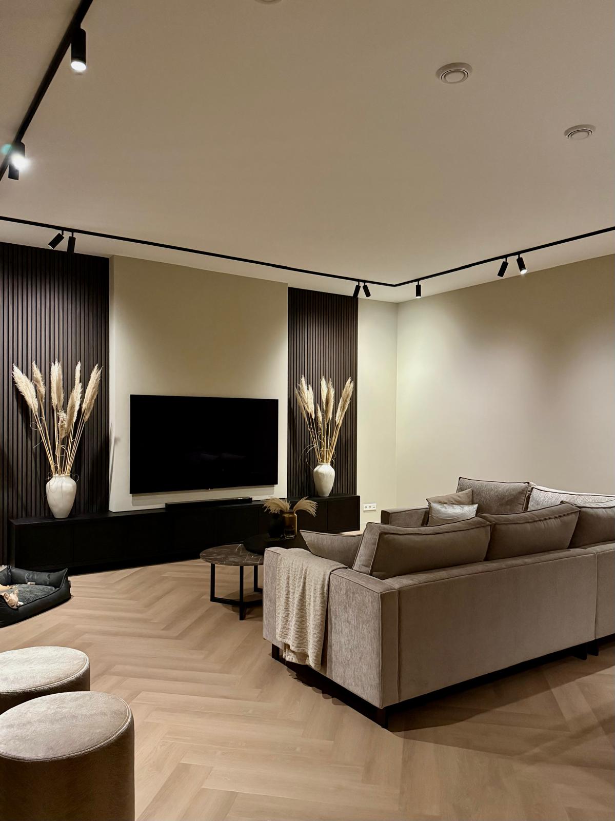 zwarte railsysteem met spots in de woonkamer