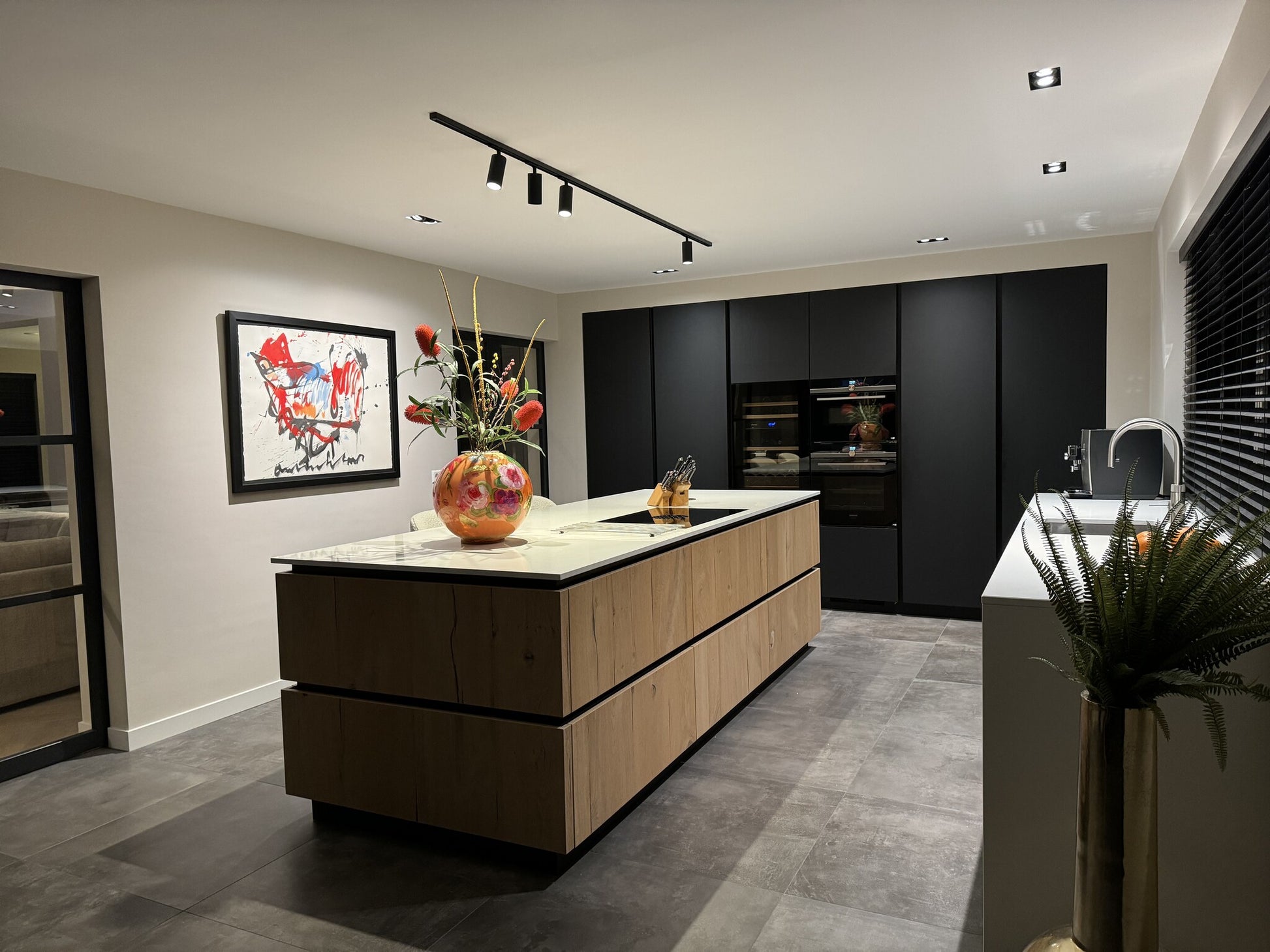 Zwarte 1-fase railverlichting met GU10 railspots in de keuken