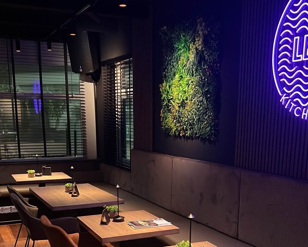 horecaverlichting - tafel met gericht licht vanuit spots op rail