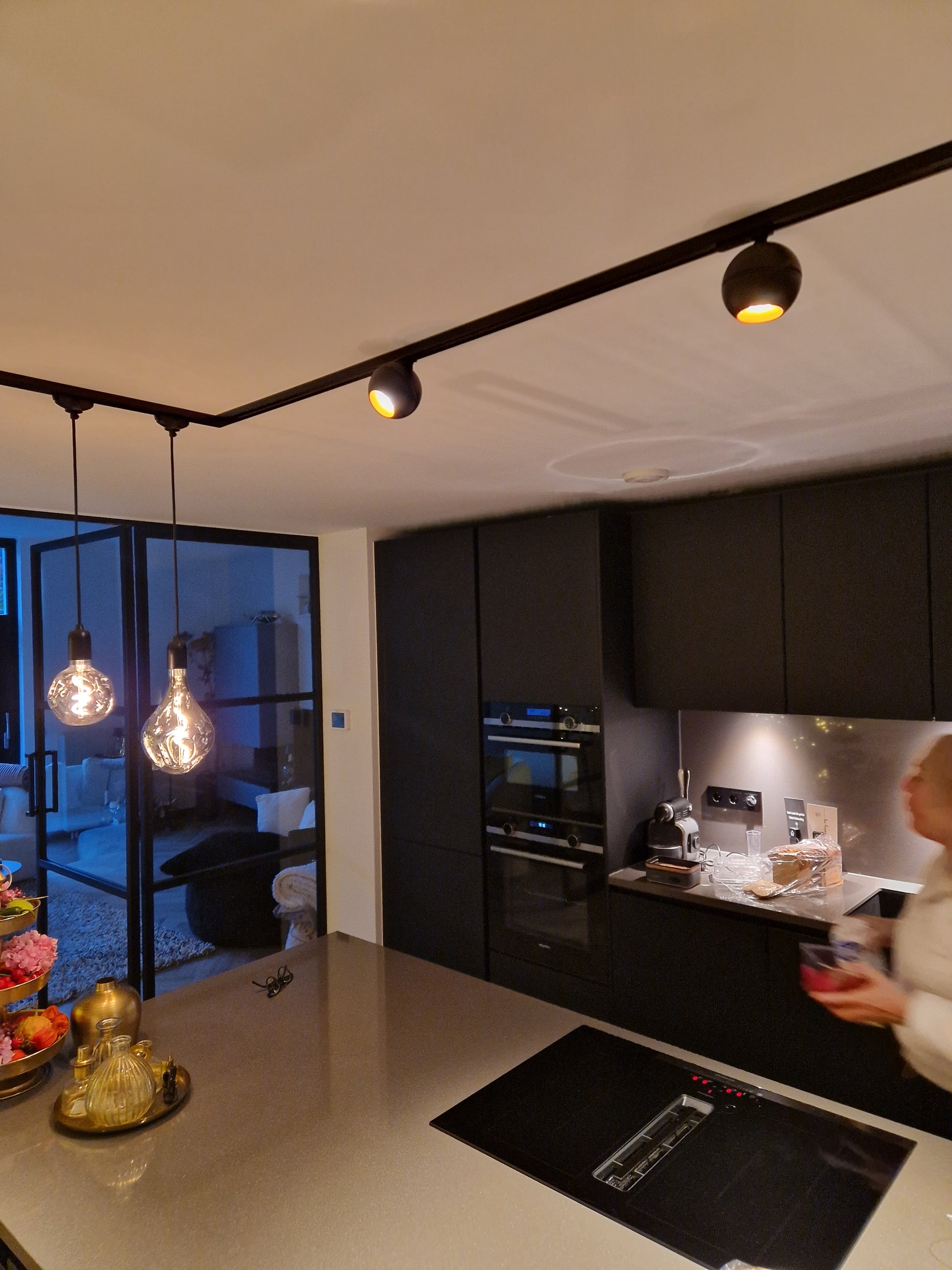 keuken spotrail met hanglampen boven het kookeiland
