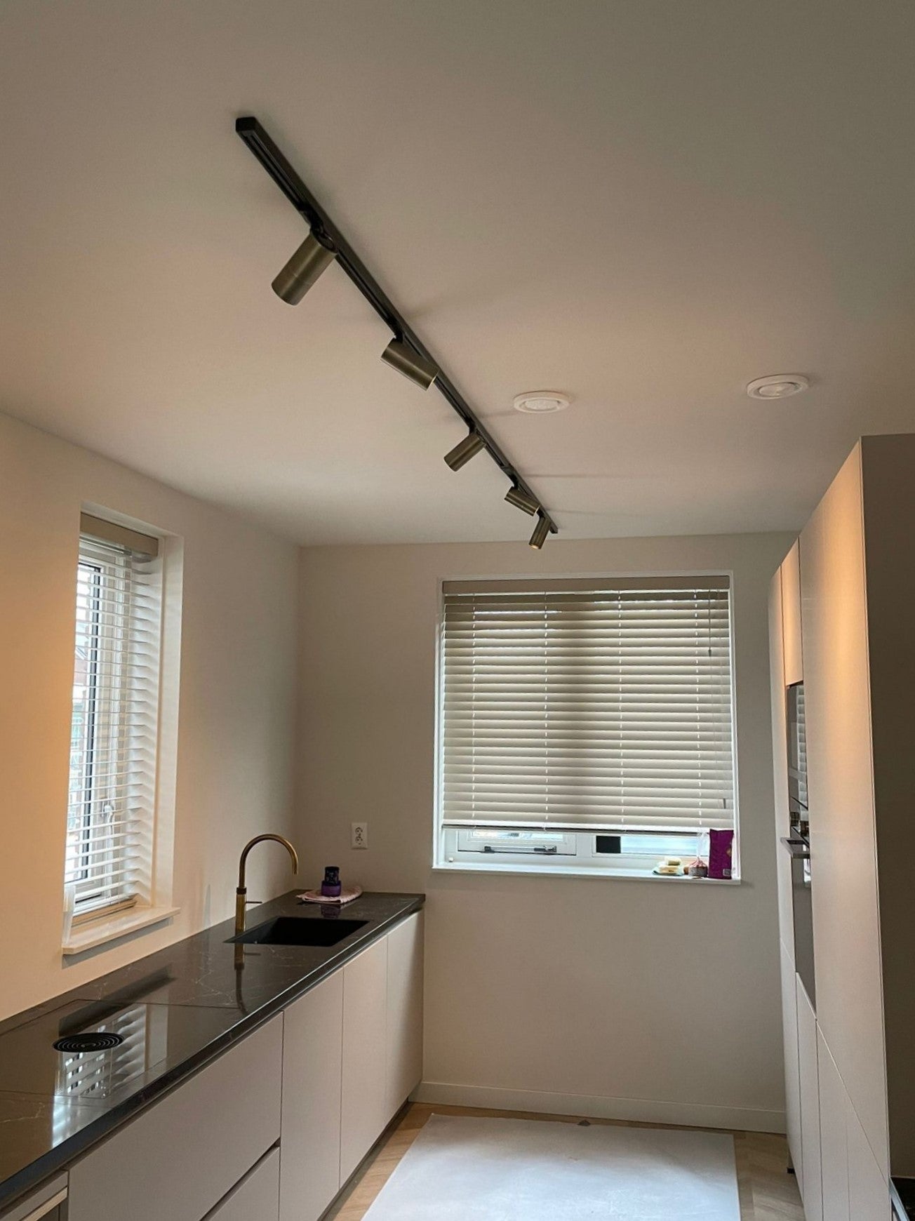 railverlichting in de keuken met bronzen railspots