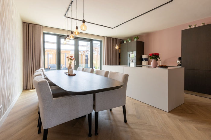 Zwart railverlichting Keuken, 
        
          
          Eettafel Nordic Global 1F rail met Hanglampen