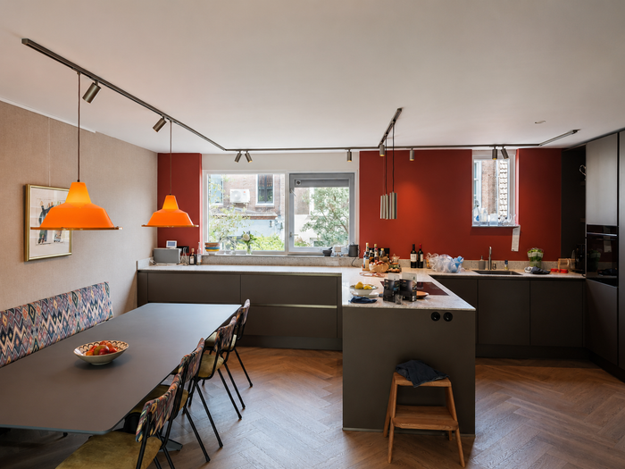 Champagne railverlichting Keuken, 
        
          
          Eettafel Nordic Global 1F rail met HELIOS