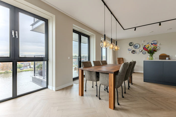 Zwart railverlichting Woonkamer, 
        
          
          Eettafel Nordic Global 1F rail met LUXON GU10
