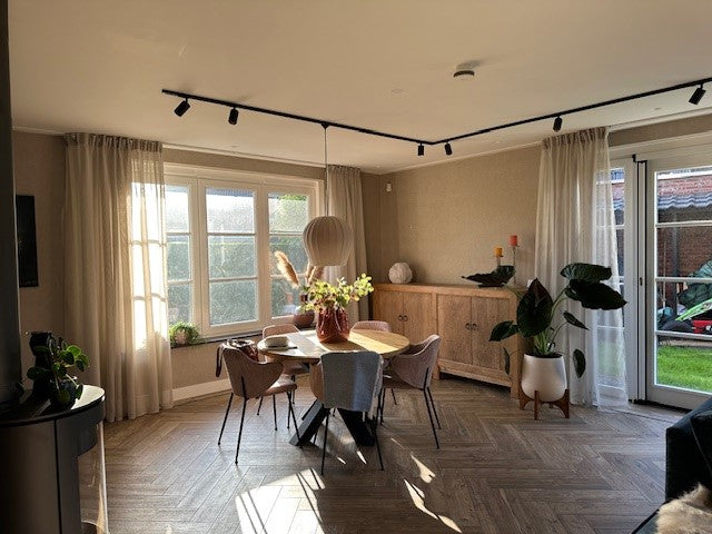 Zwart railverlichting Woonkamer, 
        
          
          Eettafel Nordic Global 1F rail met HELIOS GU10