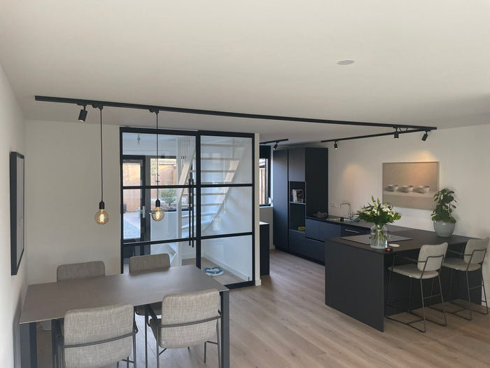 Zwart railverlichting Eettafel, 
        
          
          Keuken Nordic Global 3F rail met MODERN GU10