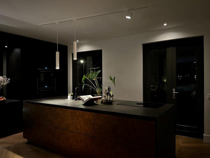 Wit railverlichting Keuken Nordic Global 1F rail met PENDEL35 & KUBY