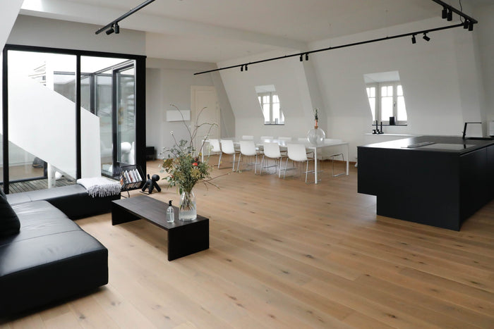 Zwart railverlichting Woonkamer, 
        
          
          Eettafel, 
        
          
          Keuken Nordic Global 3F rail met TUBY GU10