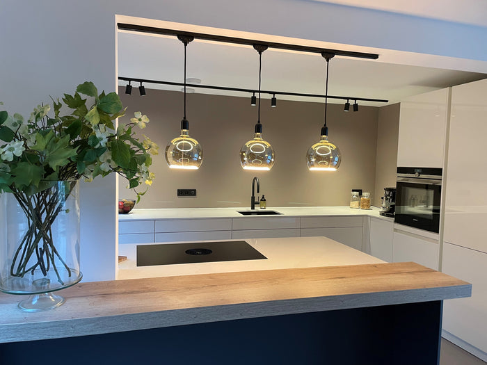Zwart railverlichting Keuken, 
        
          
          Eettafel Nordic Global 1F rail met MODERN GU110