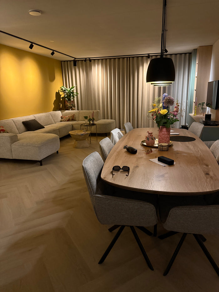 Zwart railverlichting Eettafel, 
        
          
          Woonkamer Nordic Global 1F rail met COLLOS GU10