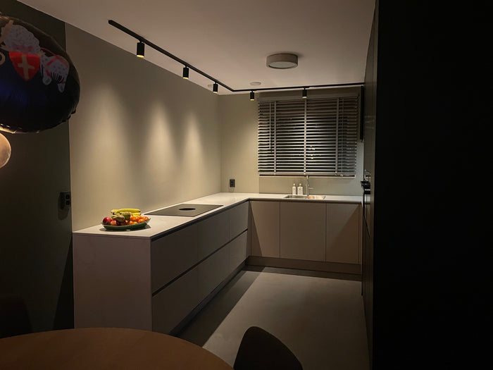Zwart railverlichting Keuken Nordic Global 1F rail met HELIOS GU10