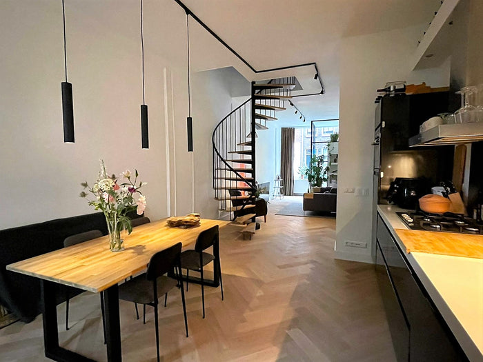 Zwart railverlichting Woonkamer, 
        
          
          Eettafel Nordic Global 1F rail met MODERN GU10