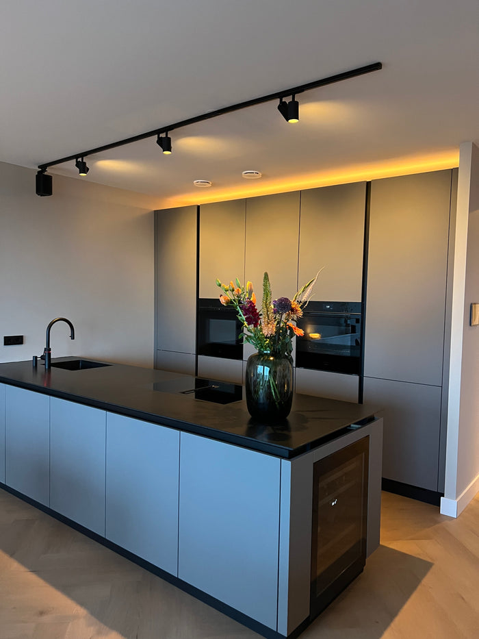 Zwart railverlichting Keuken Nordic Global 1F rail met MODERN GU10 & SONOS