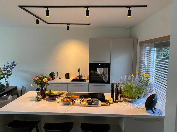 Zwart railverlichting Keuken Nordic Global 1F rail met MODERN GU10
