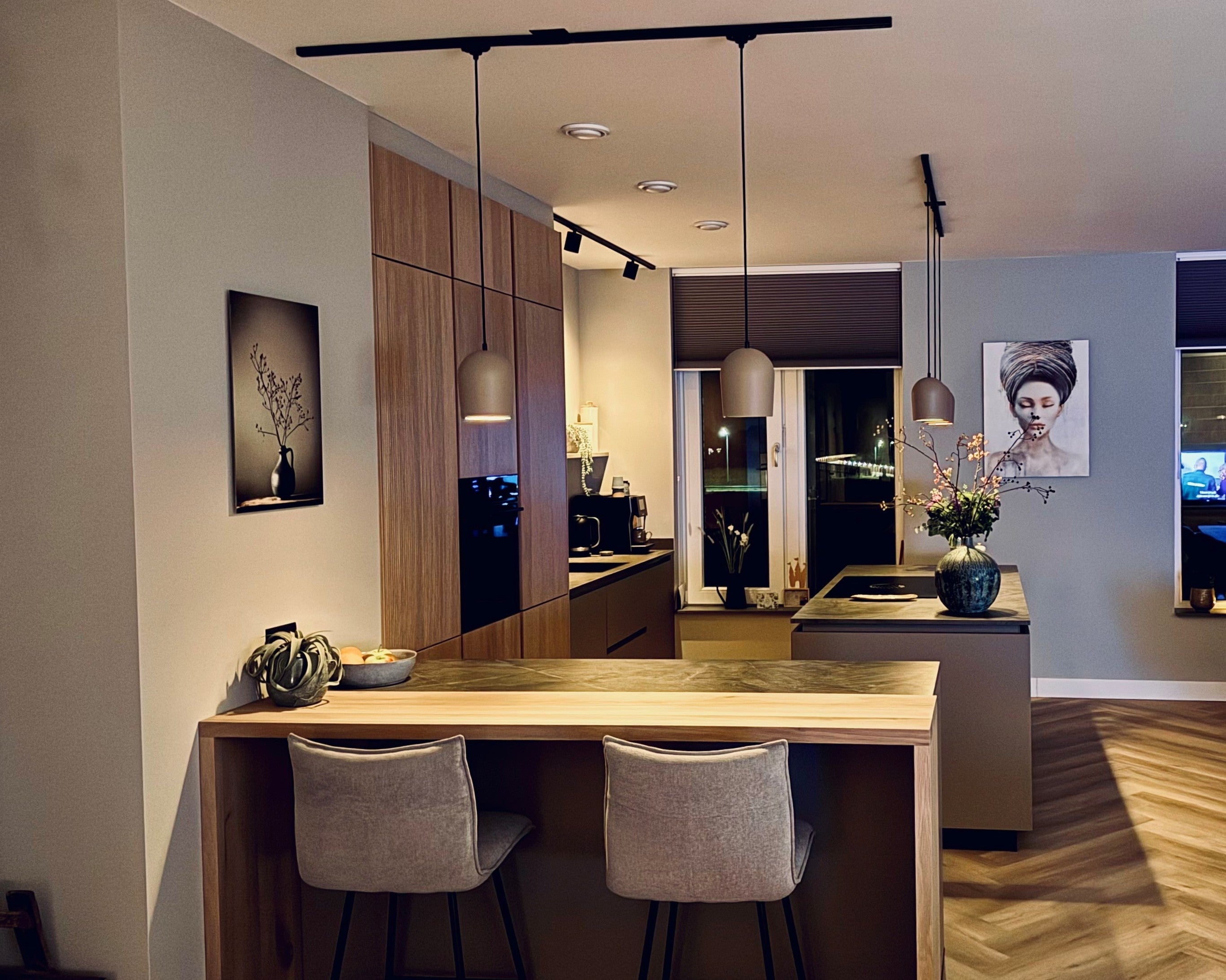 Railverlichting in keuken boven werkblad met spots en hanglampen voorzien van Hue lichtbronnen