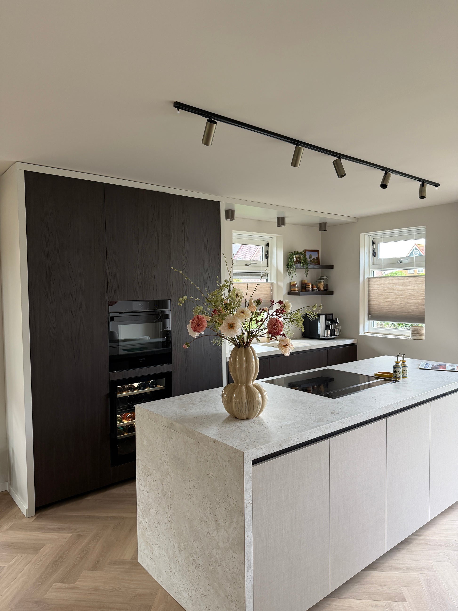 bronzen LED rail spot verlichting in de keuken