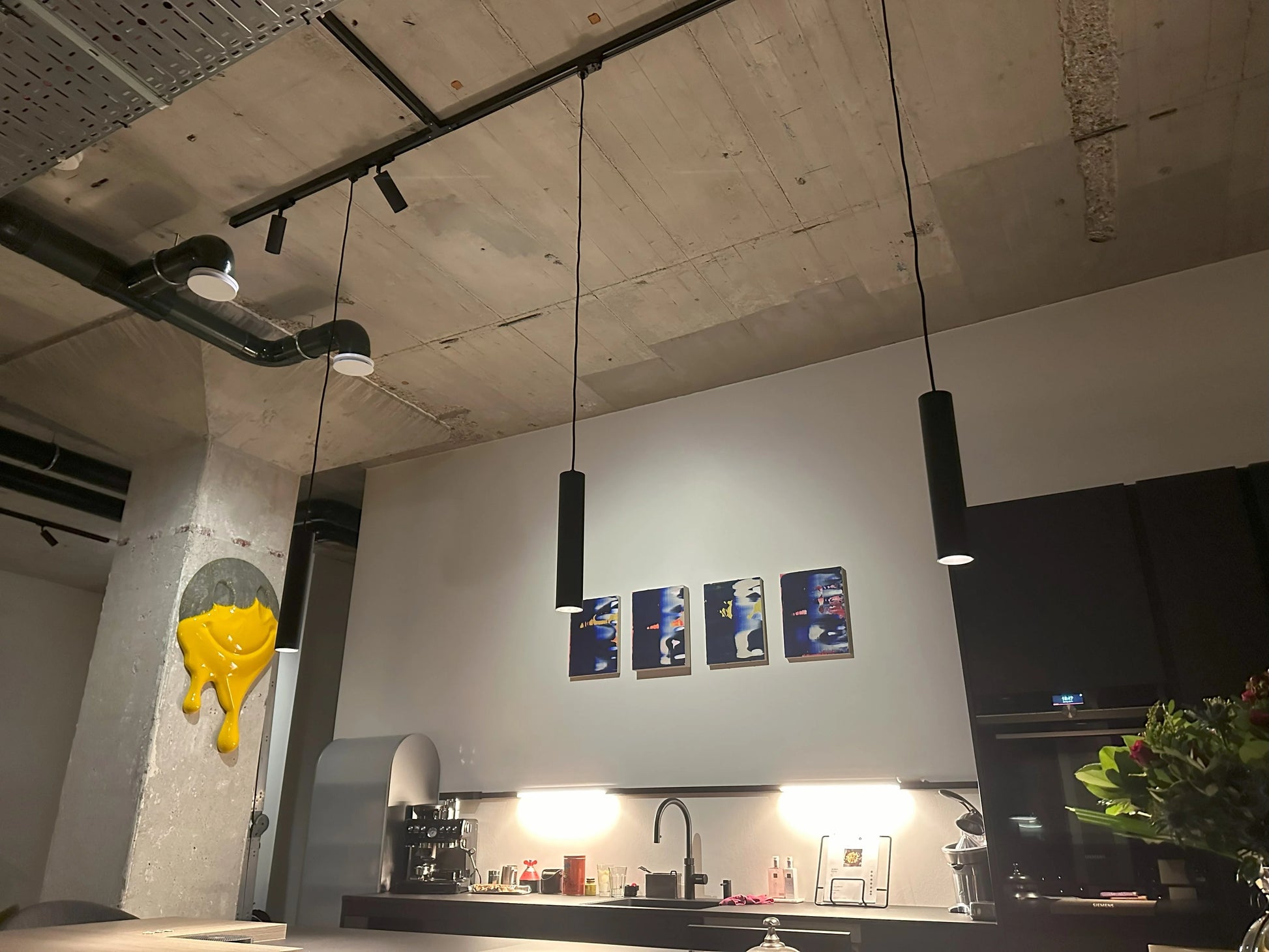 Moderne pendel hanglamp hangend aan een 3-fase railverlichting systeem