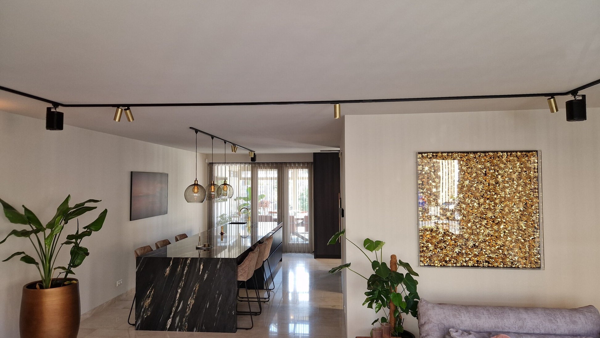 Zwart railsysteem in de woning met meerdere Sonos boxen en railspots