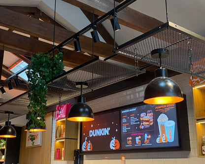 rail met spots in dunkin donut winkel