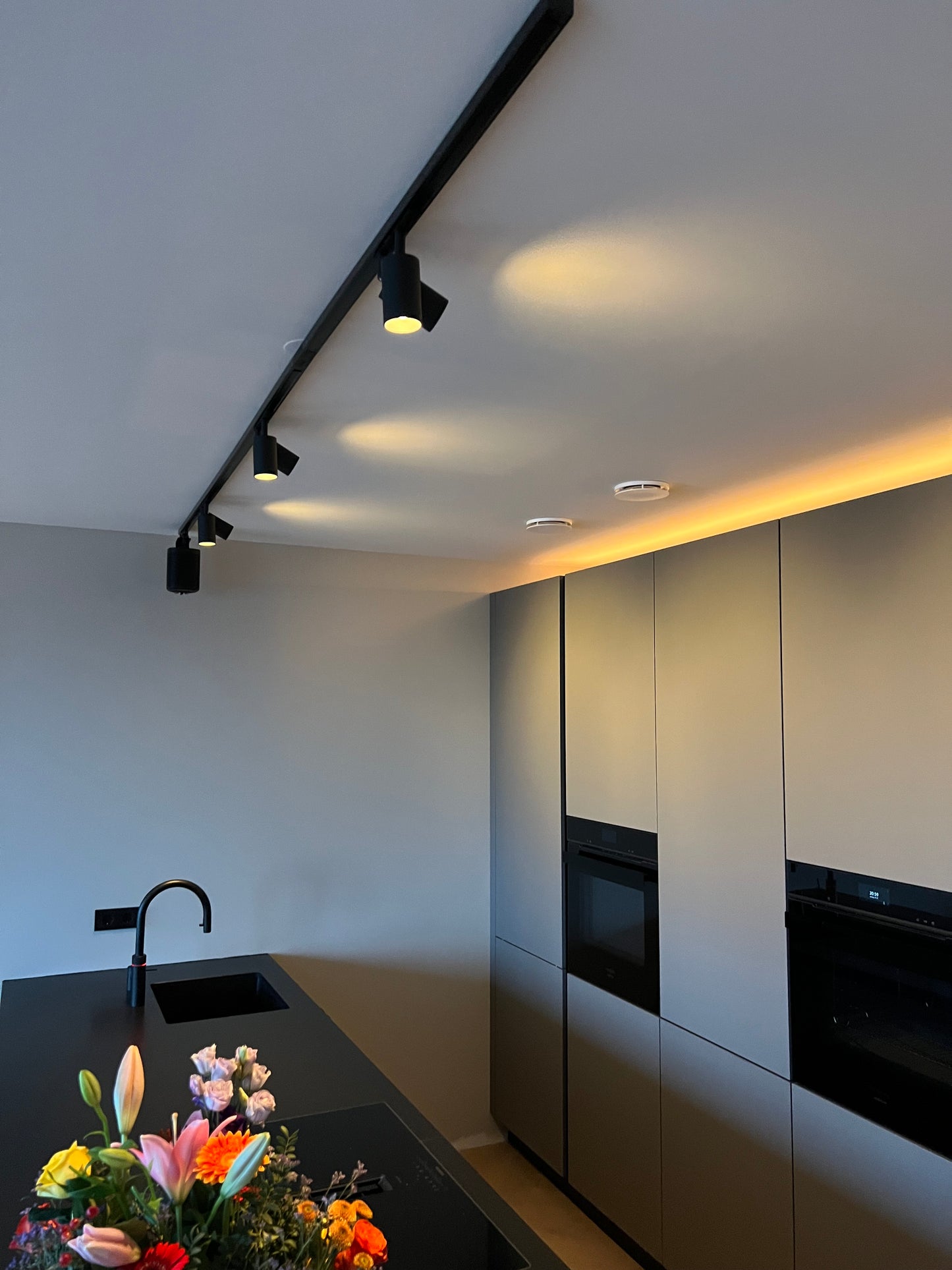 rail in keuken met spots en afdekstrips
