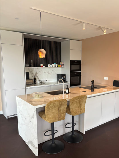 kookeiland met beige rail met spots en hanglampen 