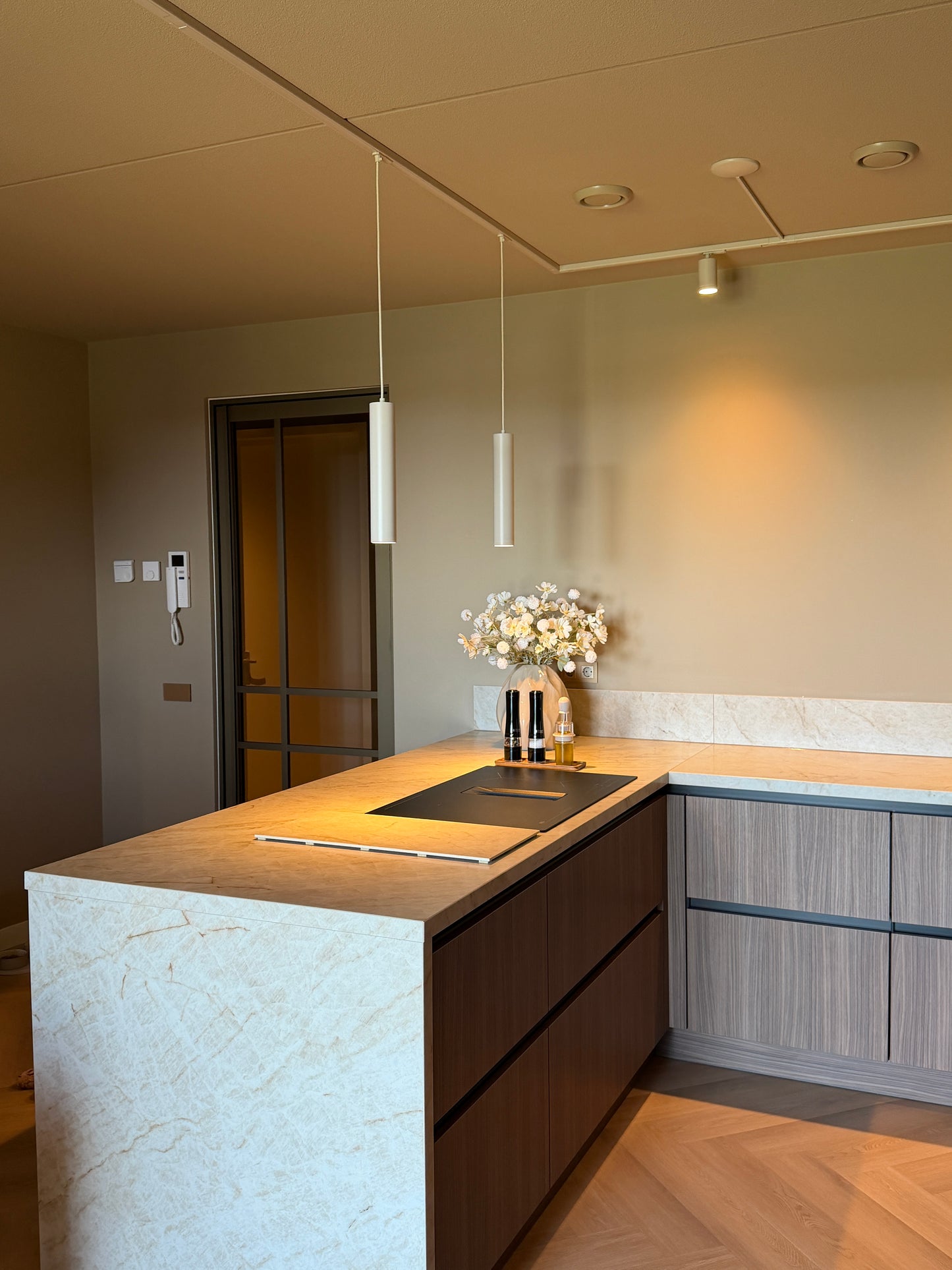 pendelhanglamp in beige kleur voor 1-fase railsysteemverlichting