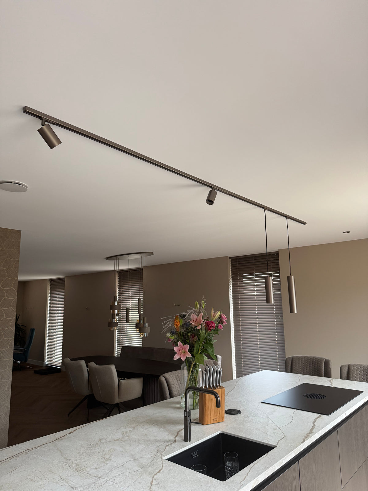 bronzen railverlichting met hanglampen