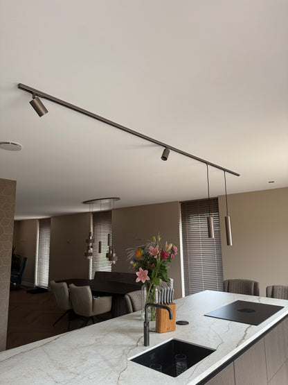 bronzen railverlichting met hanglampen