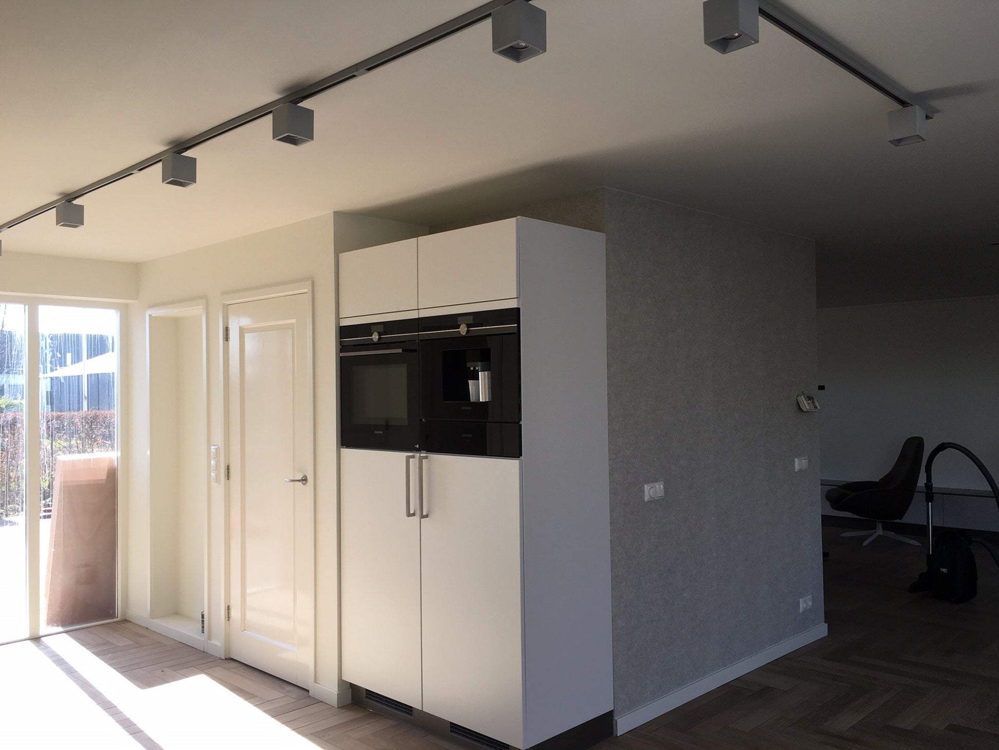 1-fase railverlichting met vierkante GU10 railspots woning
