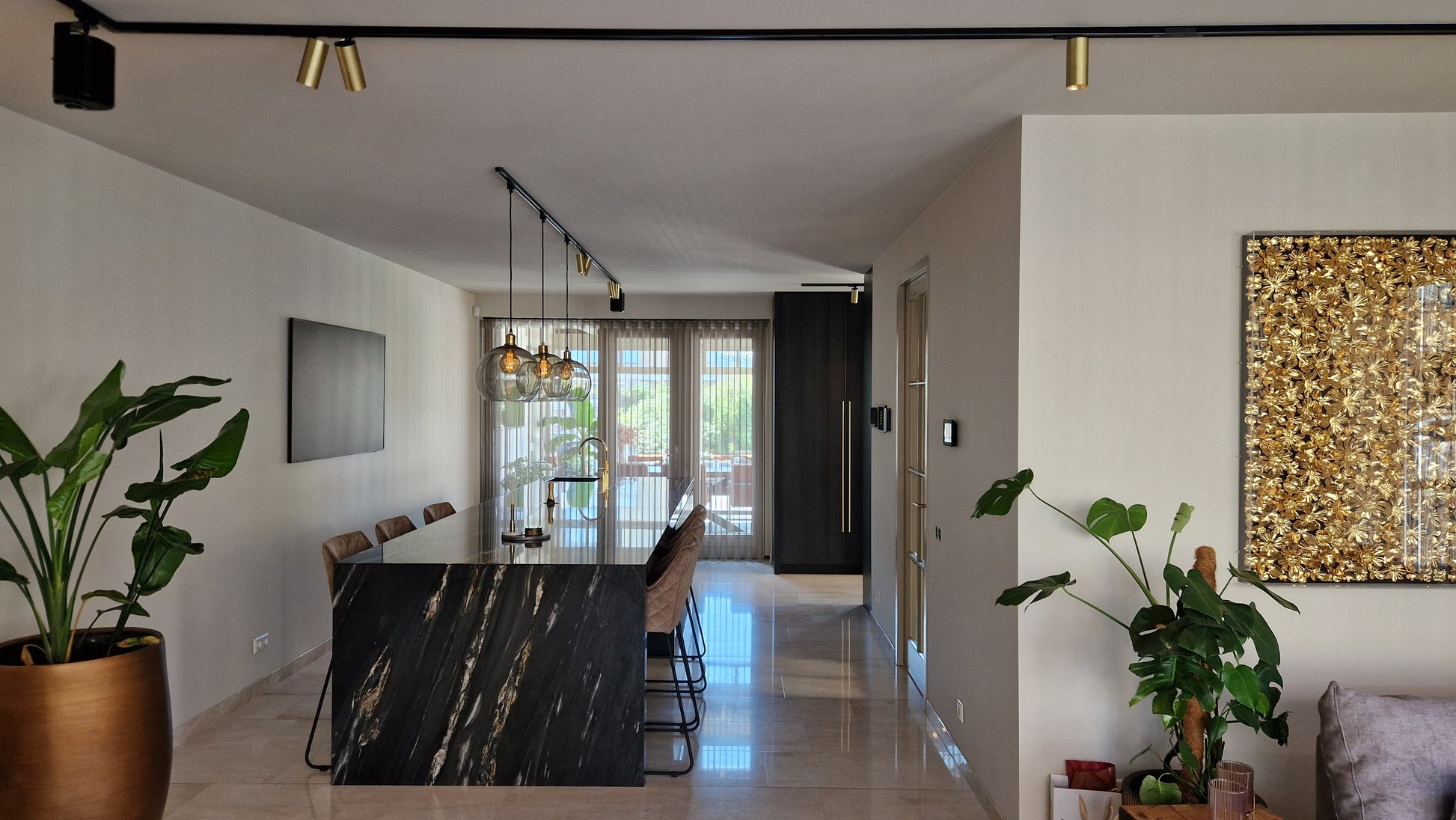 gouden spots op rail in de woning