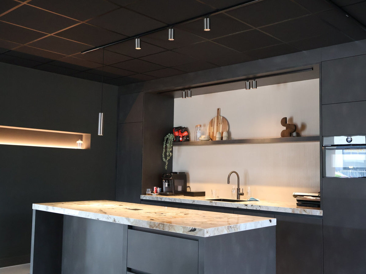 3-fase railsysteem met gunmetal hanglampen en spots