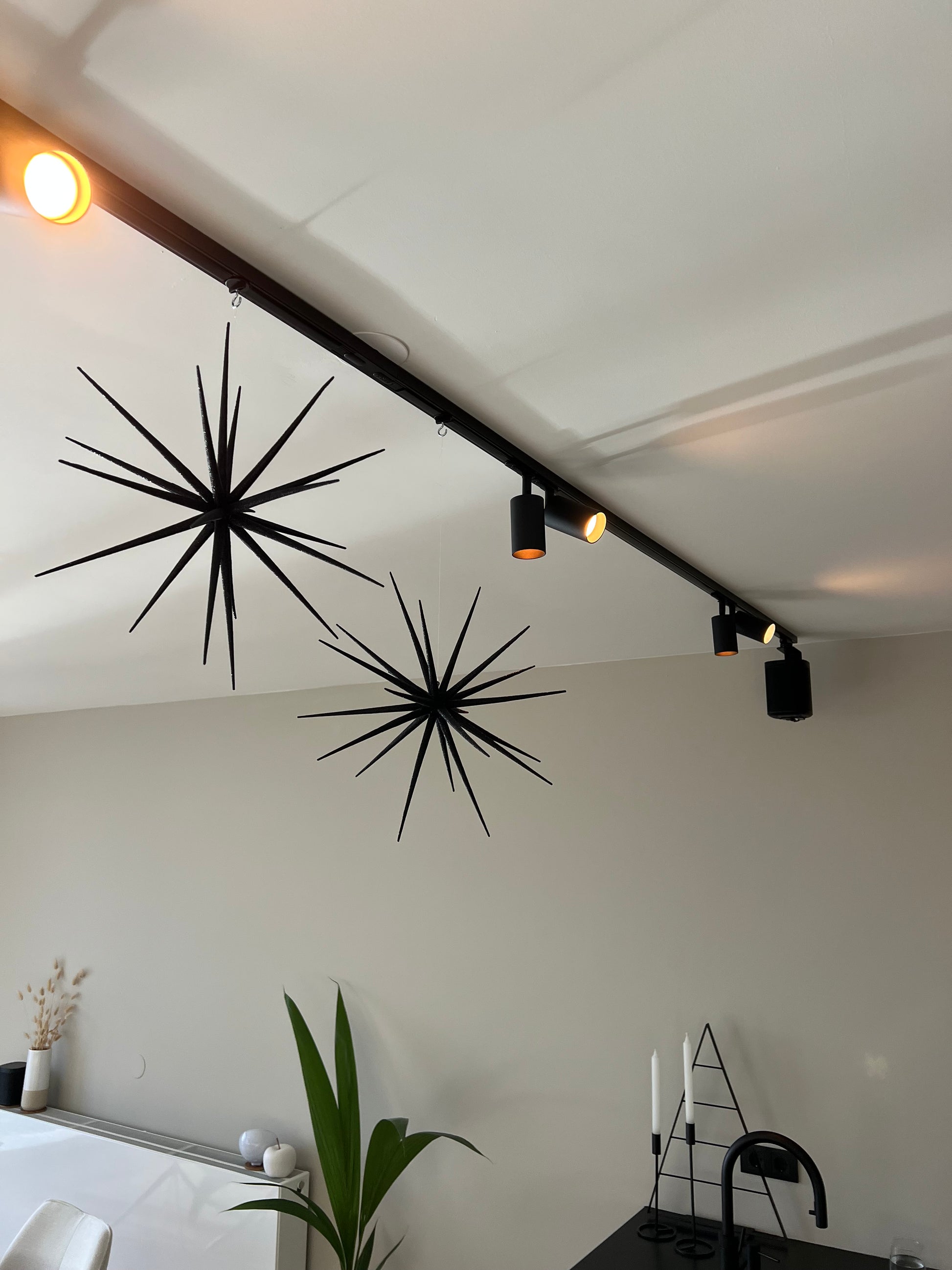 railverlichting in keuken met haakje voor ophangen versiering kerst