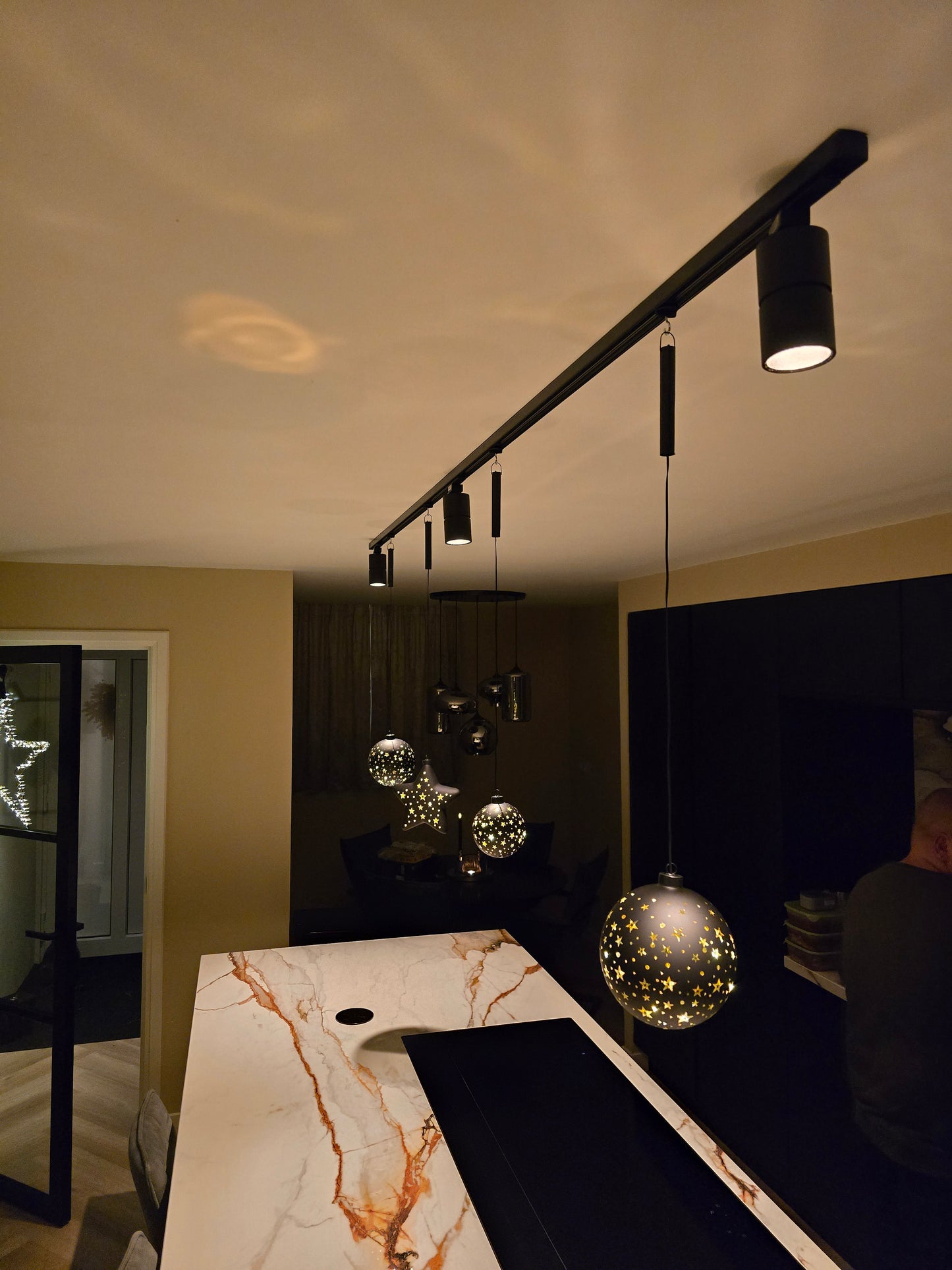 zwart haakje voor in railverlichting kerst versiering