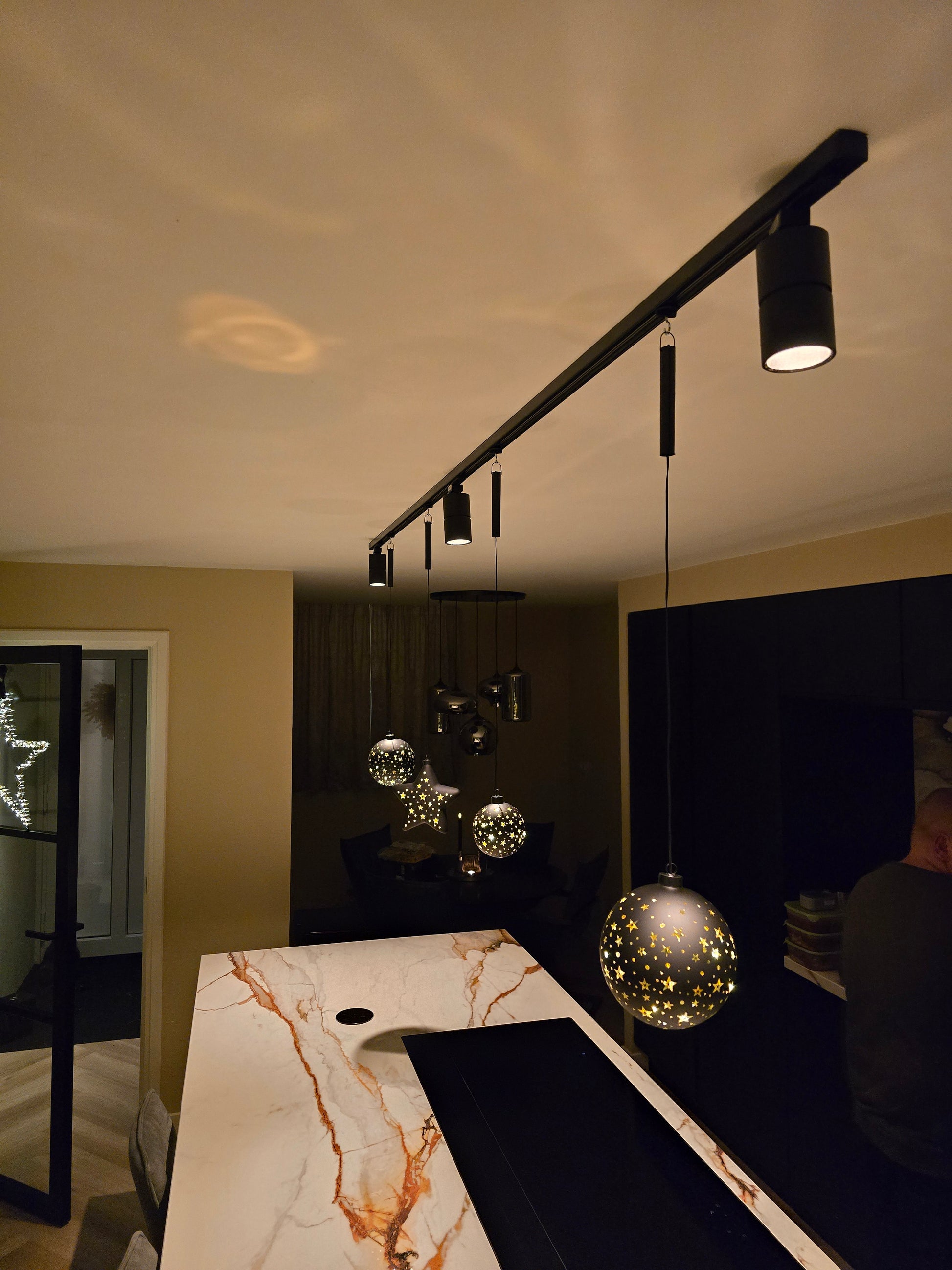 zwart haakje voor in railverlichting kerst versiering