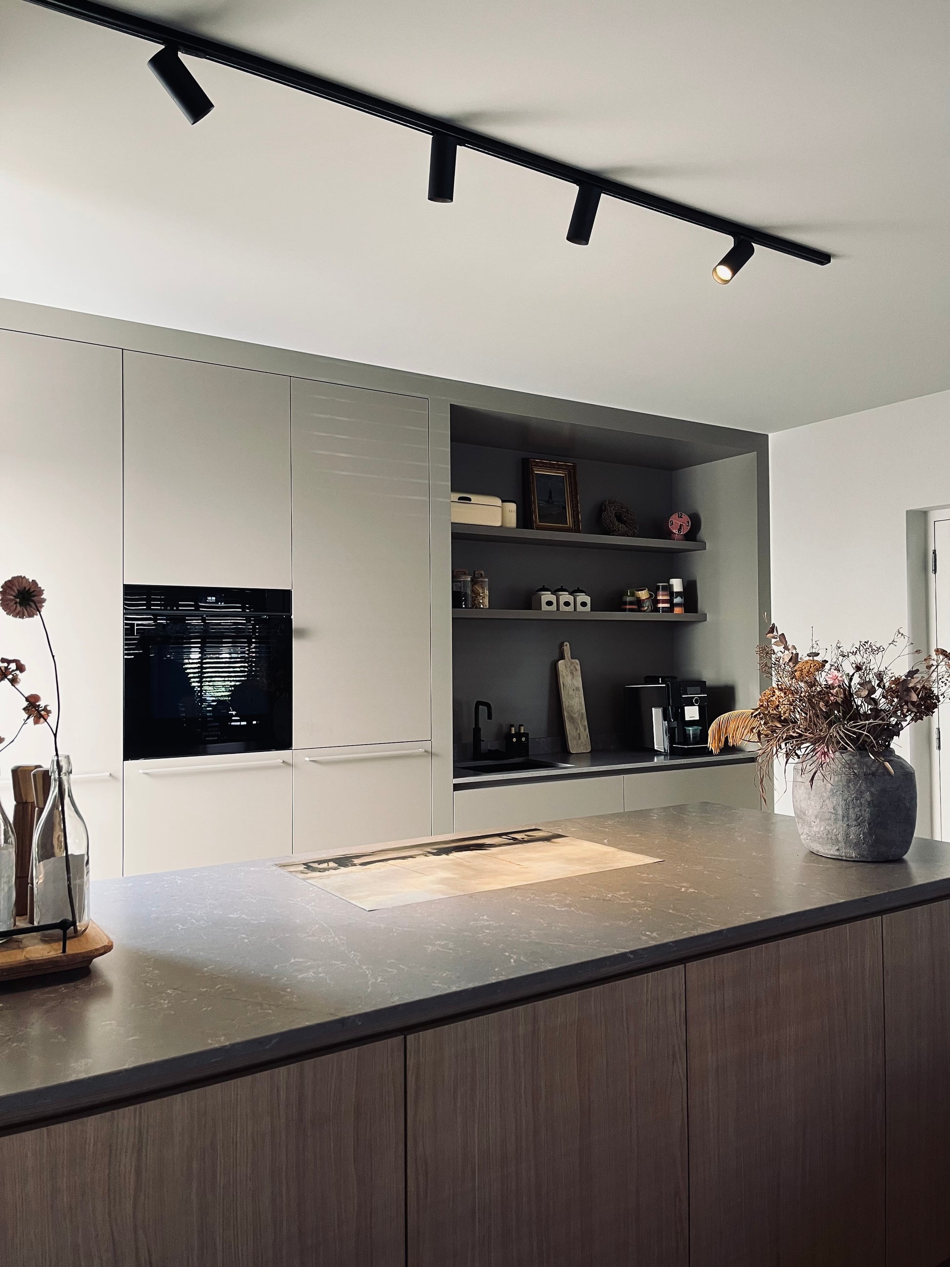 zwarte lichtrail met spots voor in de keuken 