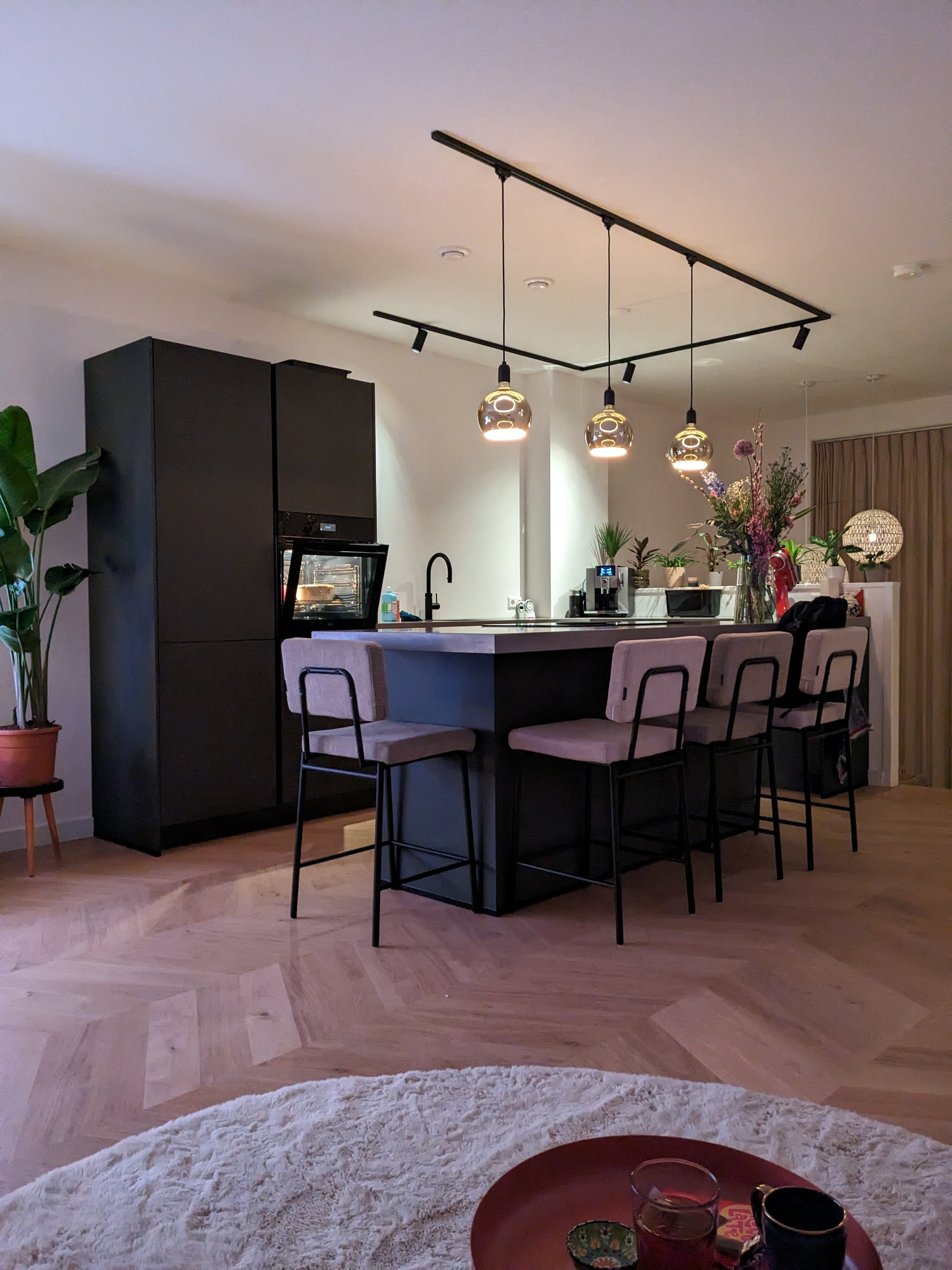 Hanglampen aan rail met spots in de keuken